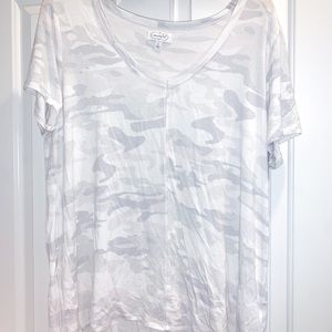 Camo short sleeve shirt... Size:L